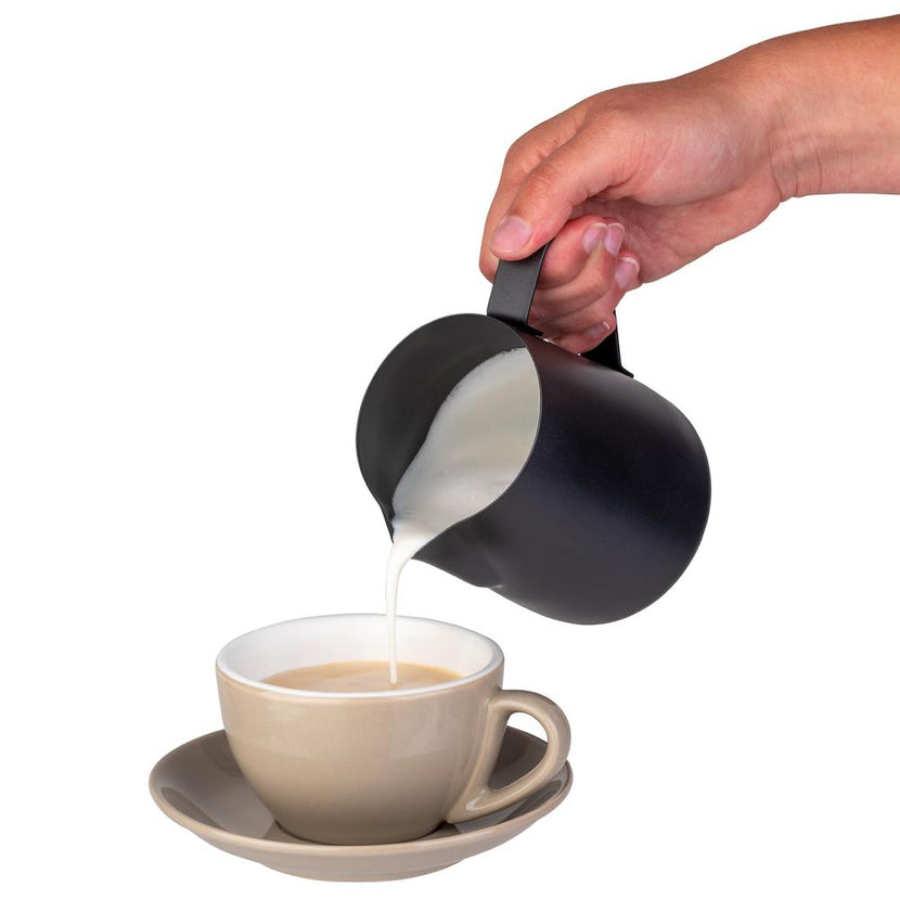 APS non stick jug 0,6 liter – RVS schenkkan met antidruppeltuit voor koffie en melk