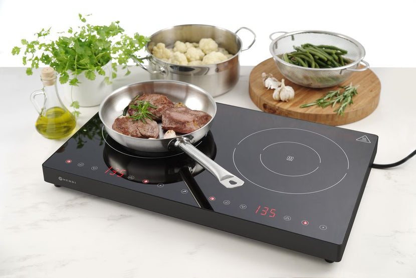 Bediening van de Hendi dubbele Black Line inductiekookplaat in close-up