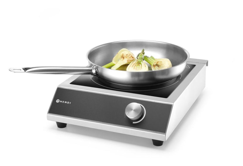 Hendi inductieplaat 327x425 mm in gebruik met pan in de horecakeuken