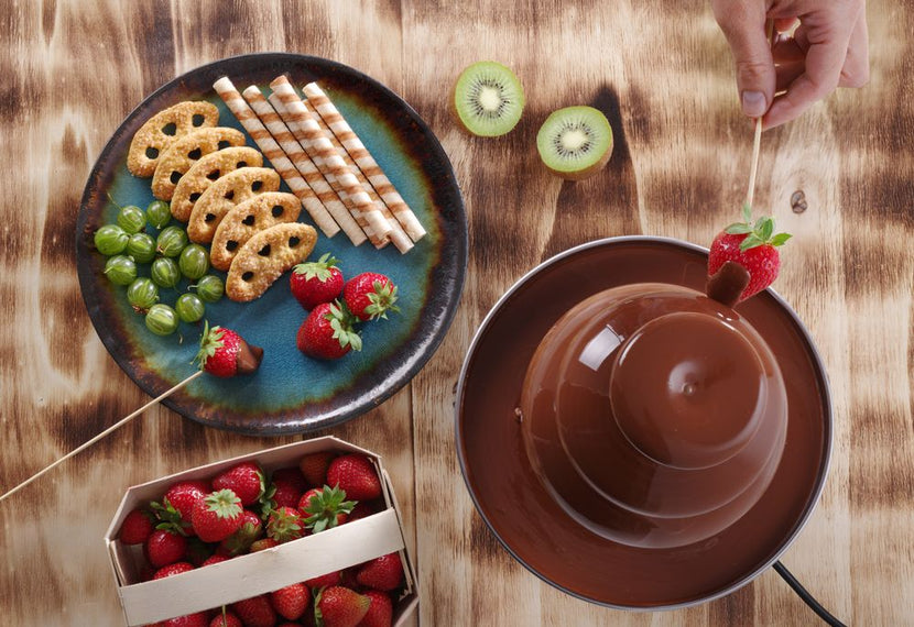 Chocolade stroomt over de etages van de Hendi 3-laags chocoladefontein