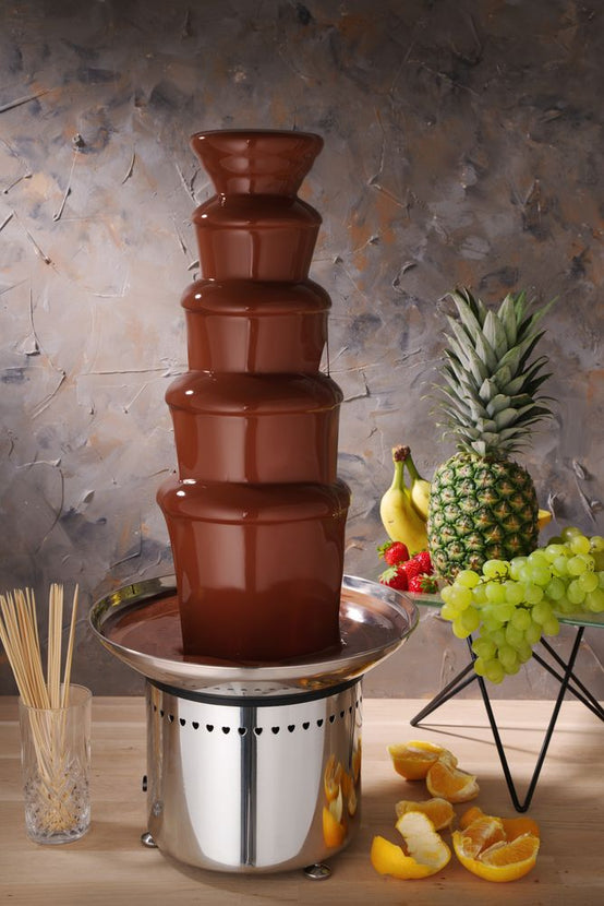 Vloeiende chocolade over de schalen van de Hendi 5-laags chocoladefontein