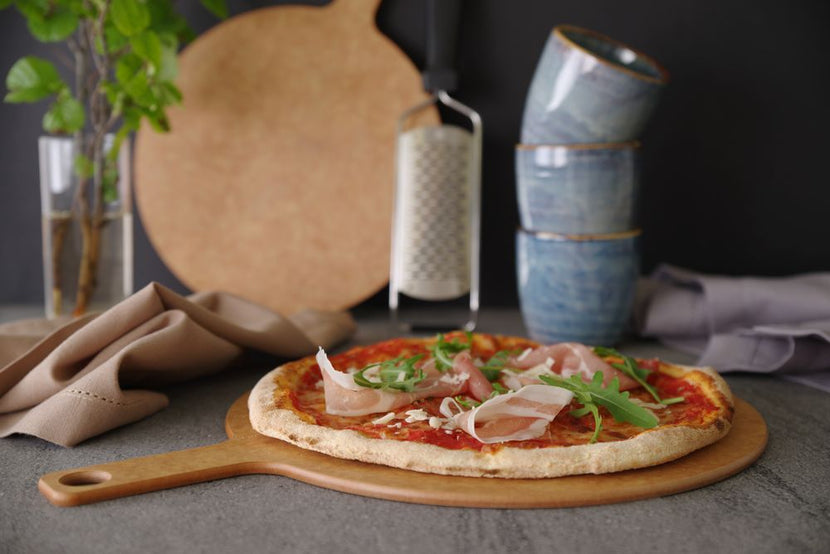 Hendi pizzaplank met greep – dunne houtvezelplank voor het serveren van pizza in bar en café