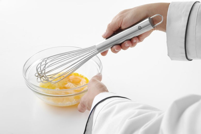 Hendi RVS garde 300 mm met ophanghaak – praktische klopper voor sauzen en beslag in restaurant