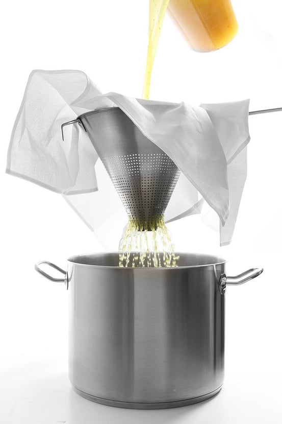 RVS chinois Hendi 395 mm – detail van de perforaties voor het zeven van bouillon en saus