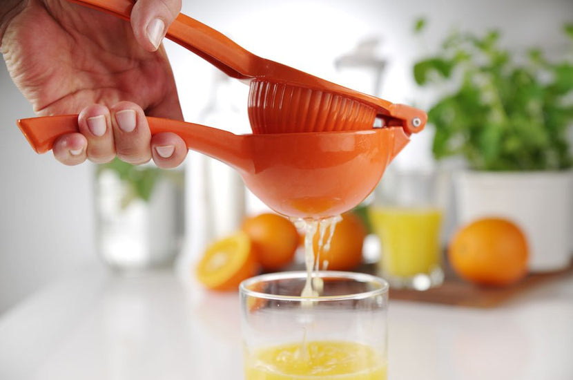 Hendi sinaasappelpers in gebruik – vers geperst sap voor ontbijtbuffet en cocktails