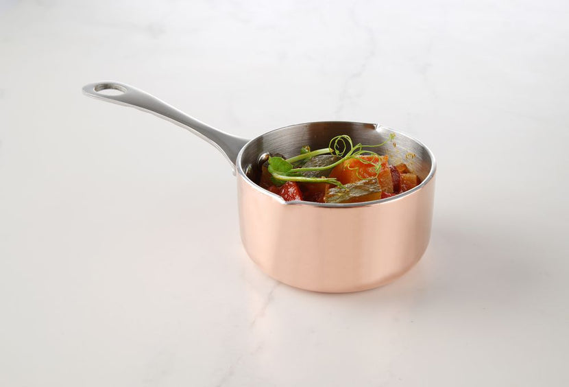 Hendi mini steelpan 75 mm in gebruik – saus opwarmen en serveren in de horeca