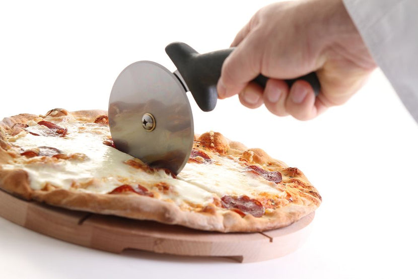 Roestvrijstalen Hendi pizzasnijder van dichtbij – scherp rolmes voor strakke pizzapunten
