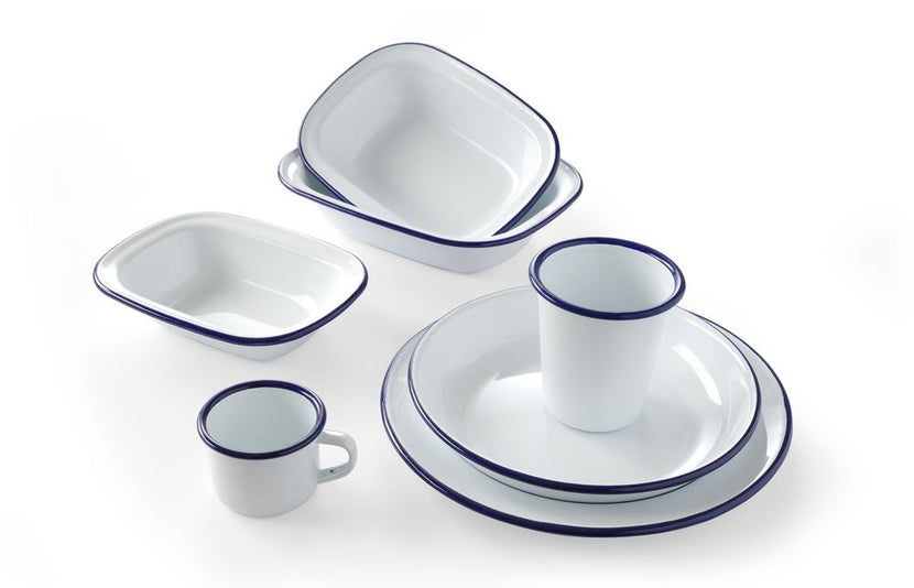 Hendi emaille diep bord 240 mm in gebruik – stoofpot serveren in bistro en brasserie