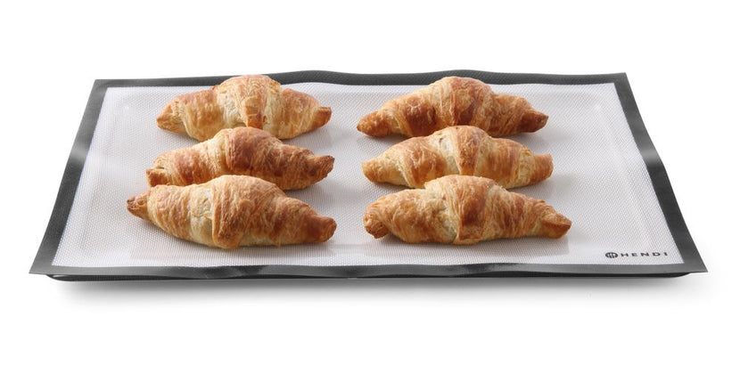 Hendi siliconen bakmat 530x325 mm – flexibele mat in gebruik op bakplaat in professionele keuken