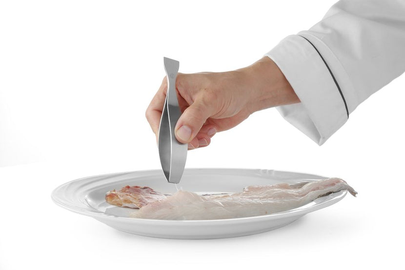 Hendi graatpincet 130 mm in gebruik – graten trekken uit visfilet in professionele keuken