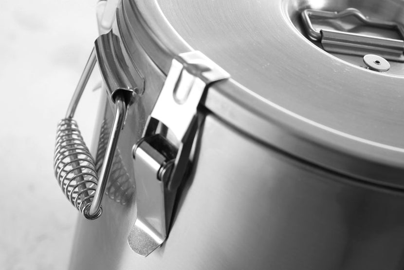 Hendi gamel 20 liter – detail van deksel en sluiting voor temperatuurbehoud tijdens vervoer