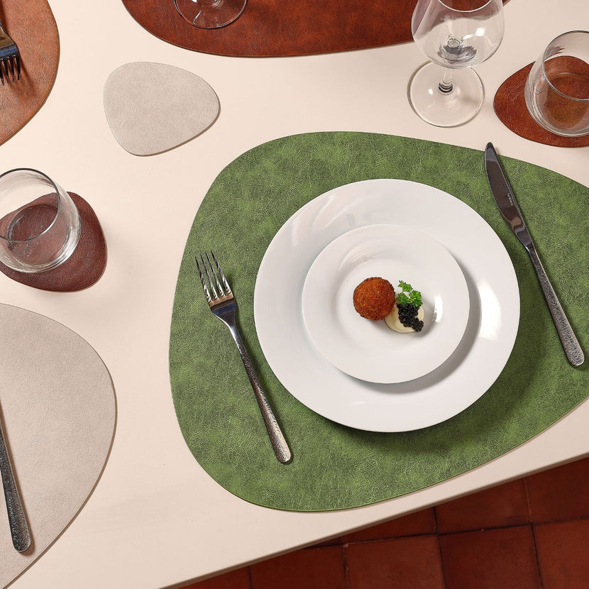 Bonbistro Layer placemat 45x37 cm groen lederlook – sfeerbeeld gedekte tafel in de horeca