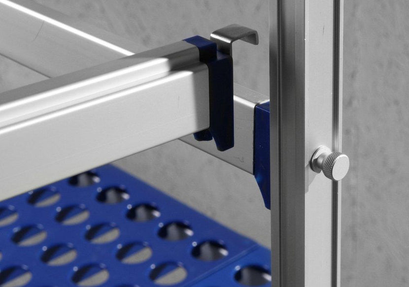 Koppelhaak Hendi om aluminium opbergrekken aan elkaar te verbinden in magazijn en keuken