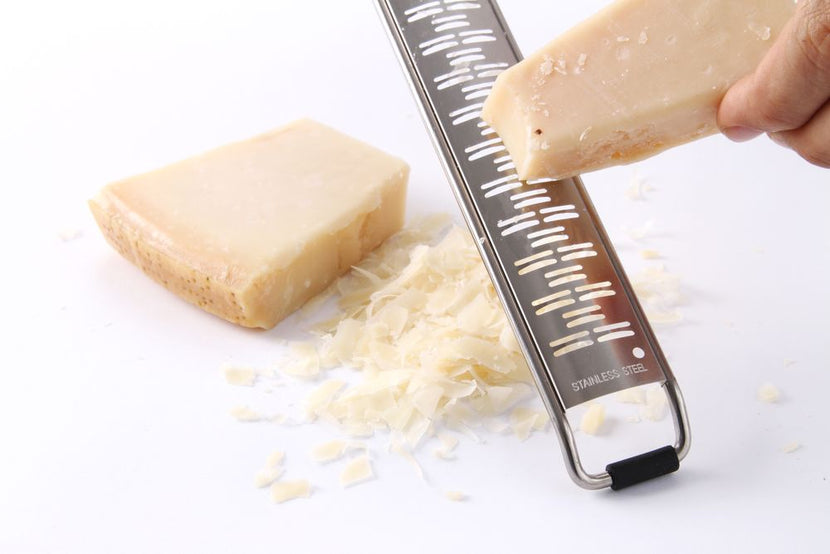 Detail Hendi smalle rasp – scherp rvs snijvlak met zwarte greep voor horeca en catering