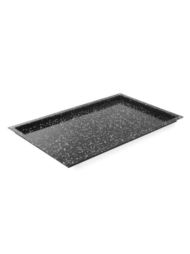 Hendi geëmailleerde GN 1/1 bak 20 mm in gebruik in de oven bij restaurant en catering