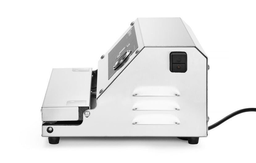 Hendi vacuum verpakkingsmachine in gebruik bij het vacumeren van vlees in de horecakeuken
