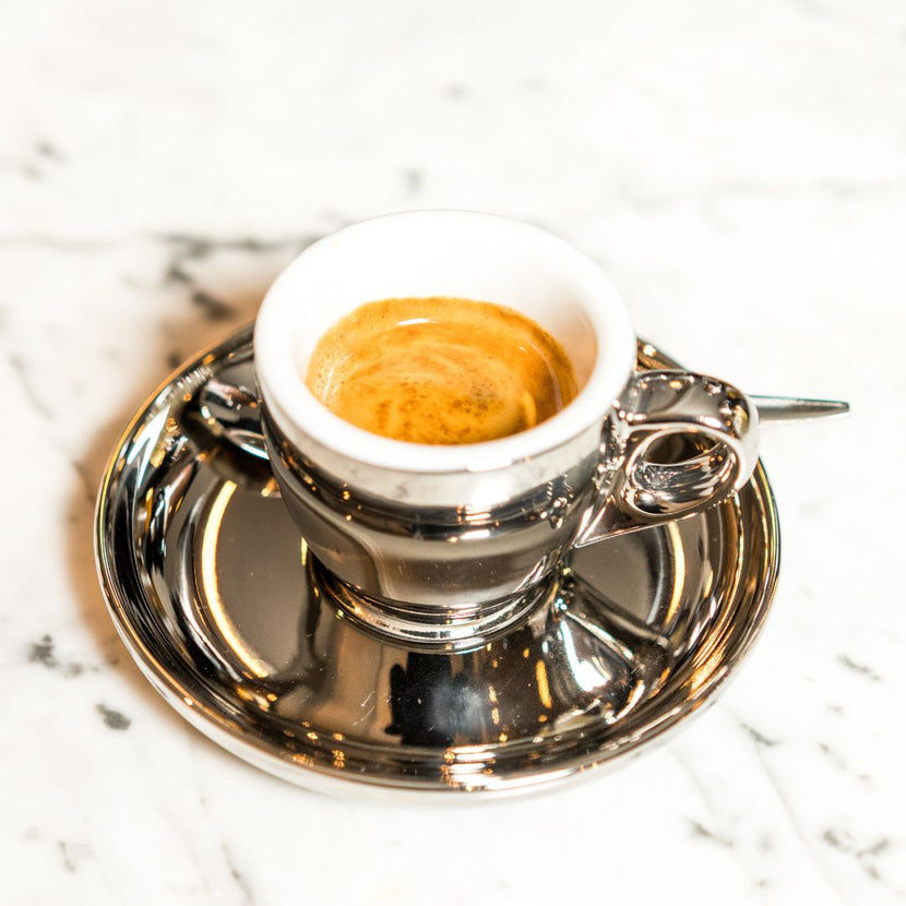 APS zilveren espressokop met schotel detail - porseleinen koffieset voor de bar