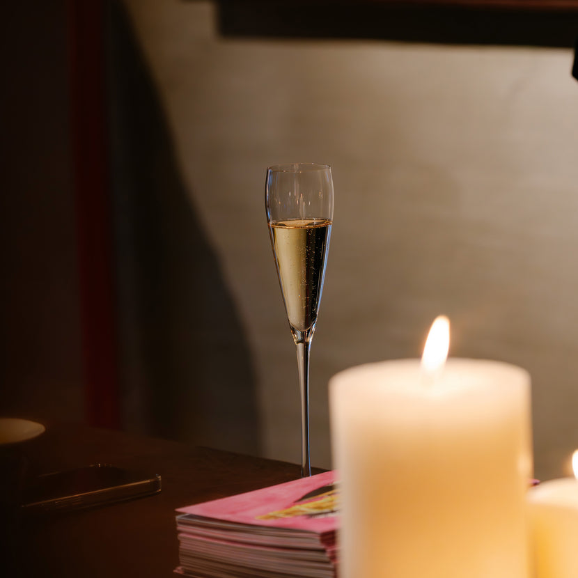 Serax Silhouette champagneflute – sfeerbeeld met champagne in het glas