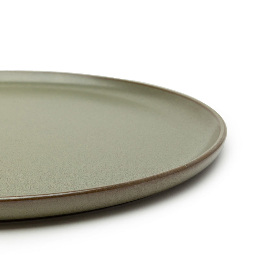 Serax Surface bord L groen – zijaanzicht van het grote groene bord voor restaurants