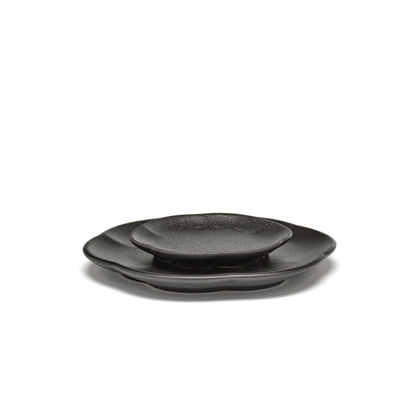Serax Inku geribbeld bord M zwart 13,9 cm – zwart bordje voor amuses in restaurants
