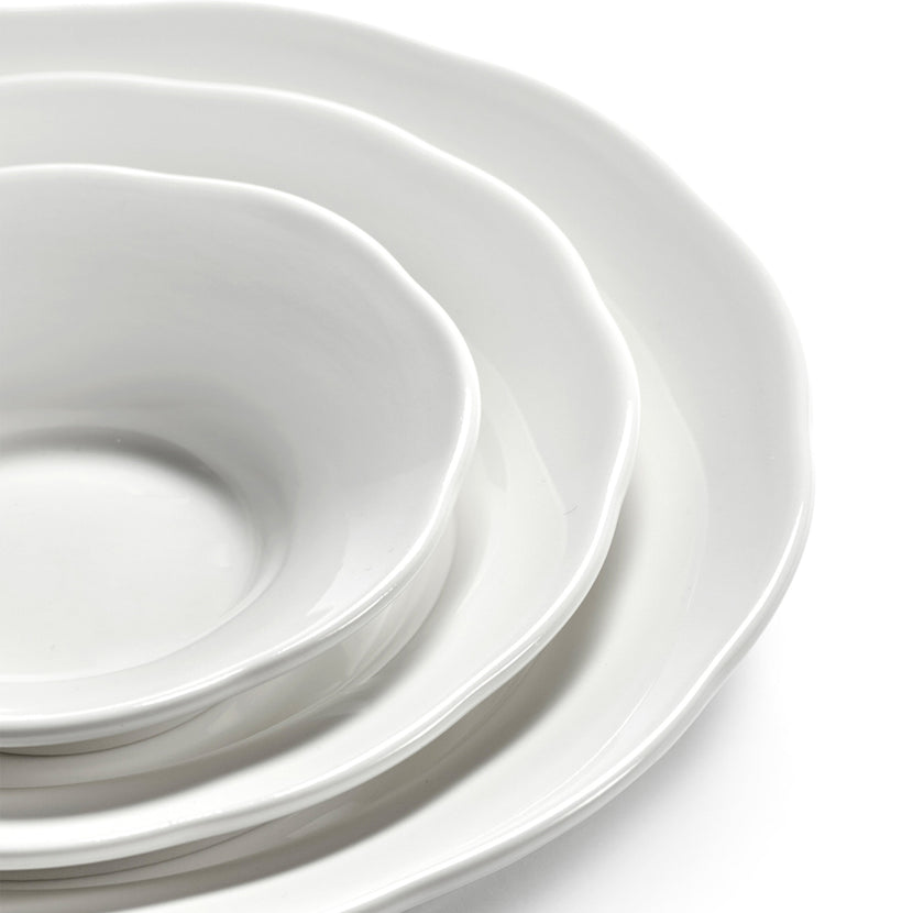 Serax Silhouette bord opstaande rand S wit – zijaanzicht van het porseleinen bord