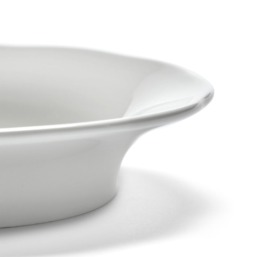 Serax Silhouette bord opstaande rand M wit – zijaanzicht van het witte porselein