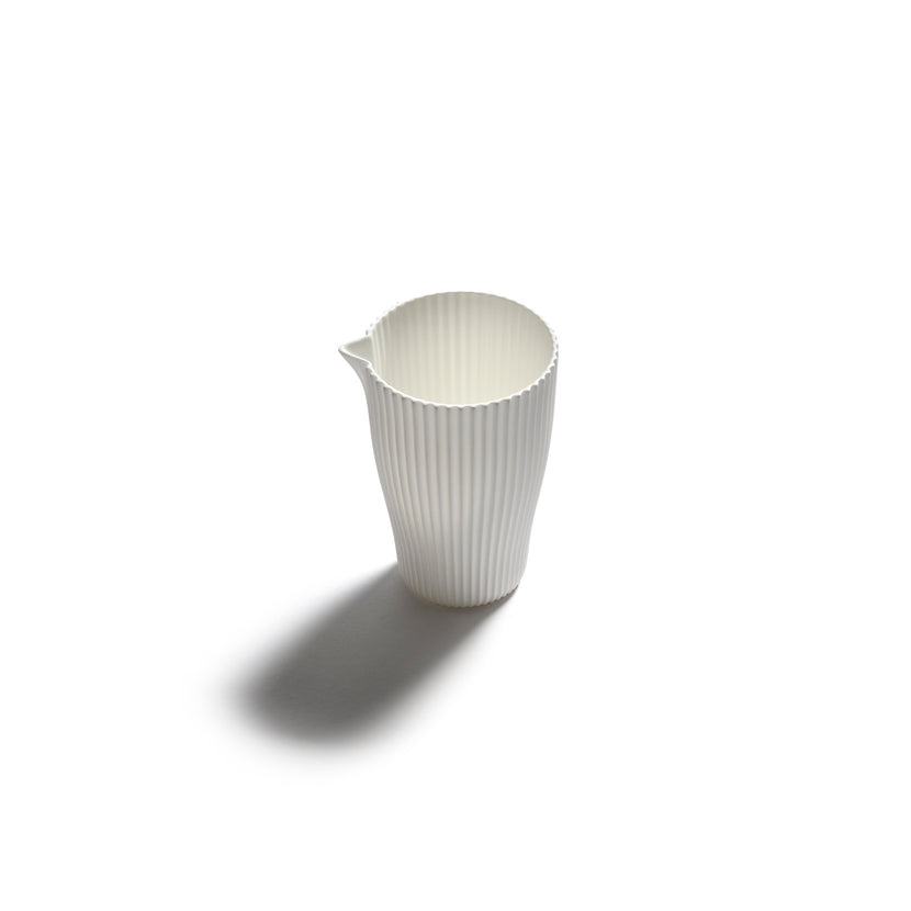 Serax Nido kan medium wit – witte schenkkan voor koffiebar en hotel