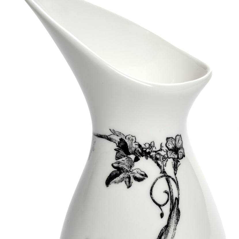 Serax Tomorrowland schenkkan Fairytale Flower – detailfoto van het bloemendessin op porselein