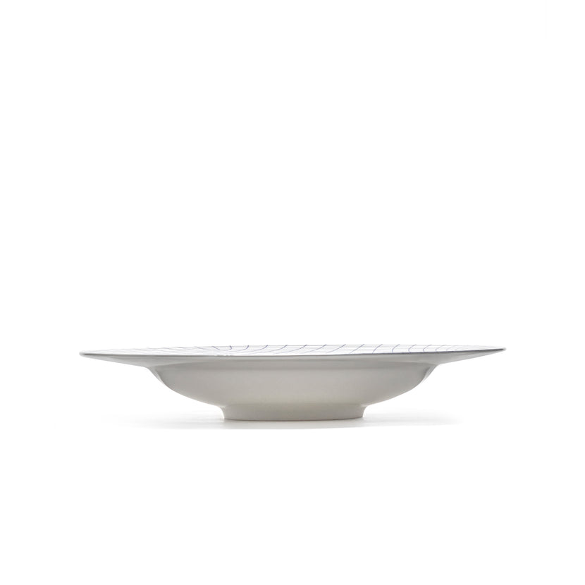 Serax Nido diep bord L wit-blauw – zijaanzicht van het diepe blauw-witte bord