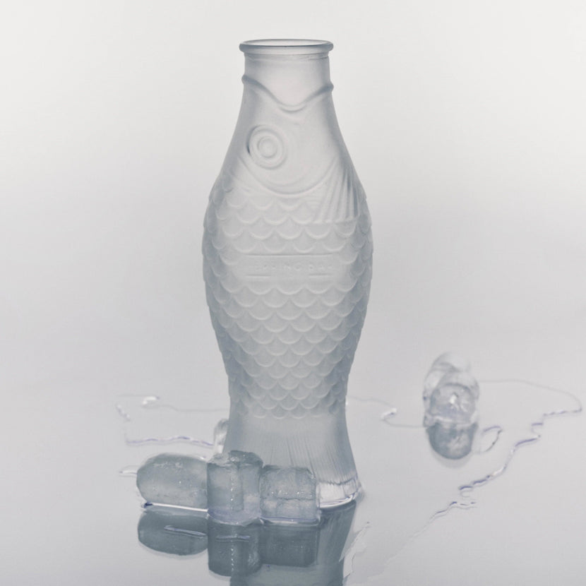 Serax Fish & Fish karaf frosted 850 ml – detailfoto van het matte glas voor op tafel