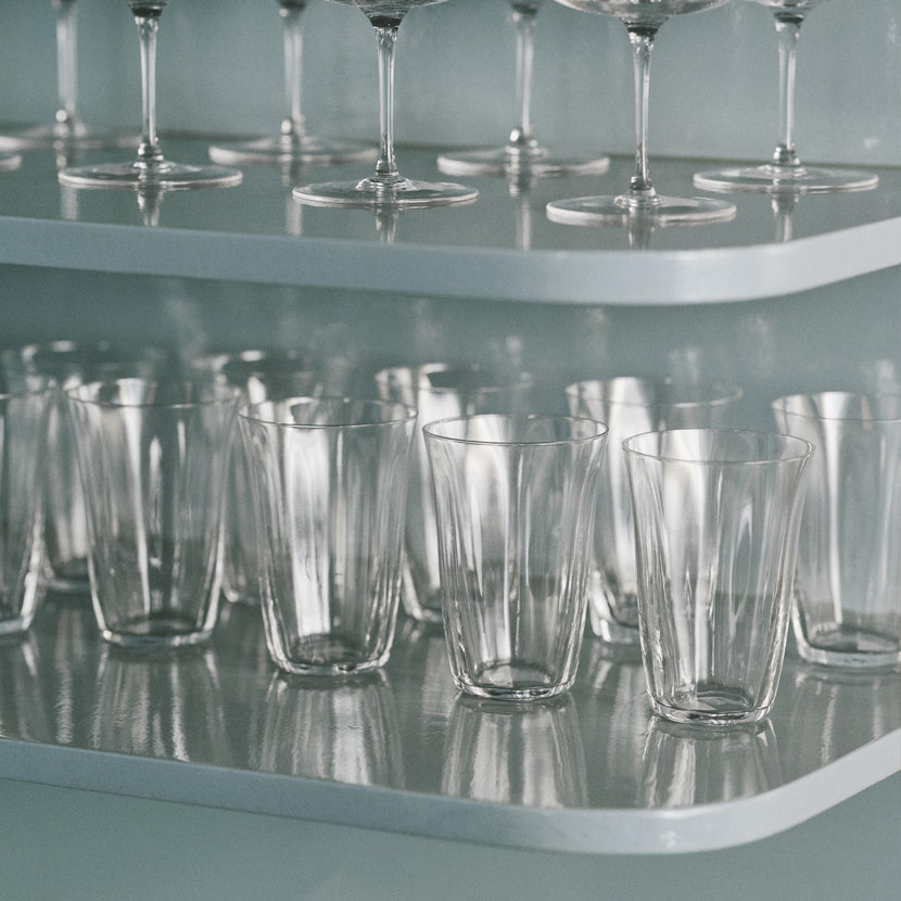 Serax Silhouette theeglas – gedekte tafel met helder glaswerk voor restaurants