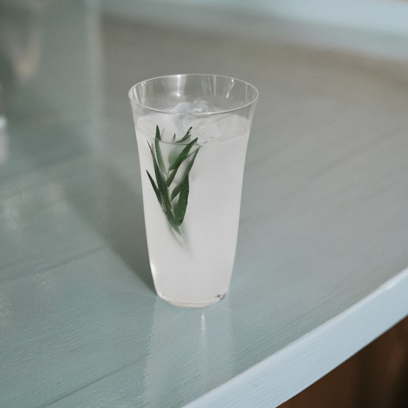 Serax Silhouette longdrinkglas – sfeerbeeld met longdrink op de bar
