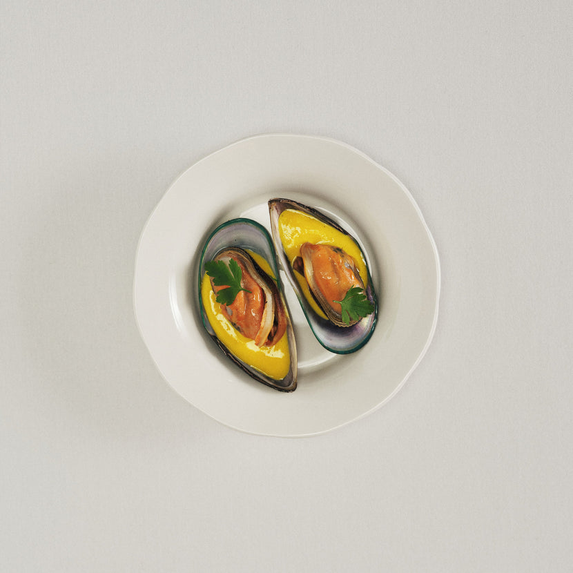 Serax Silhouette bord opstaande rand M wit – sfeerbeeld op tafel in het restaurant