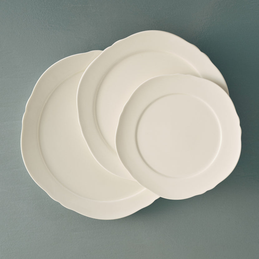 Serax Silhouette bord S wit – sfeerbeeld met dessert op tafel in de horeca