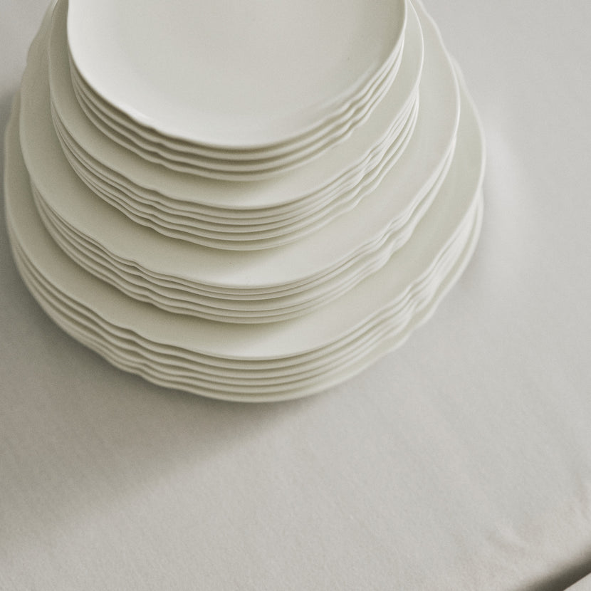 Serax Silhouette bord M wit – sfeerbeeld op een gedekte tafel in de horeca