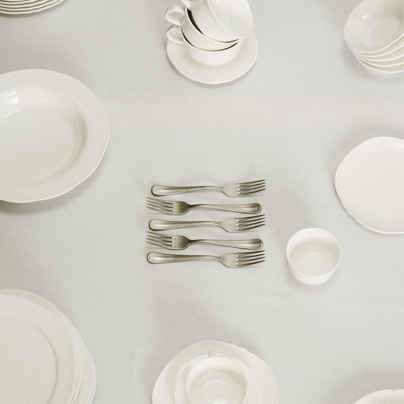 Serax Silhouette bord L wit – sfeerbeeld met hoofdgerecht op tafel