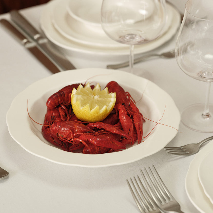 Serax Silhouette hoog bord M wit – sfeerbeeld met gerecht in het restaurant