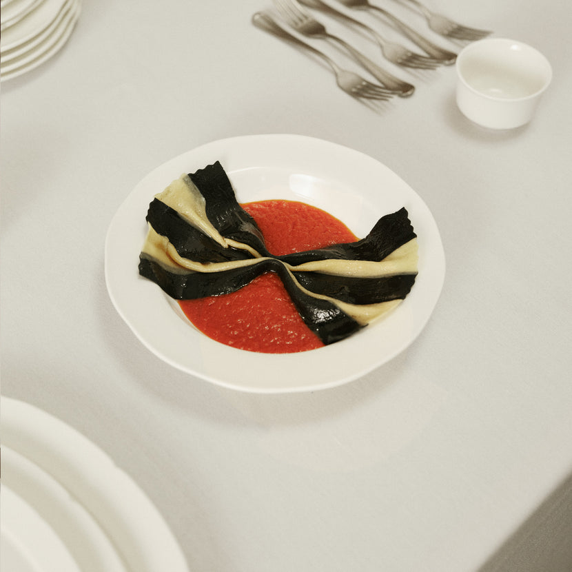Serax Silhouette pastabord wit – sfeerbeeld met pasta op tafel in de horeca