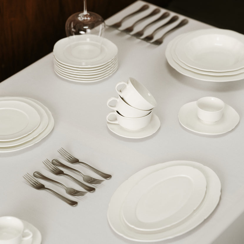 Serax Silhouette ovaal bord M wit – sfeerbeeld op tafel in de horeca