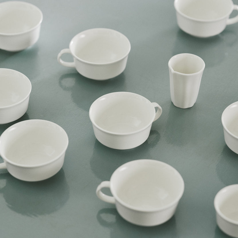 Serax Silhouette melkkannetje wit – sfeerbeeld bij de koffie in het restaurant