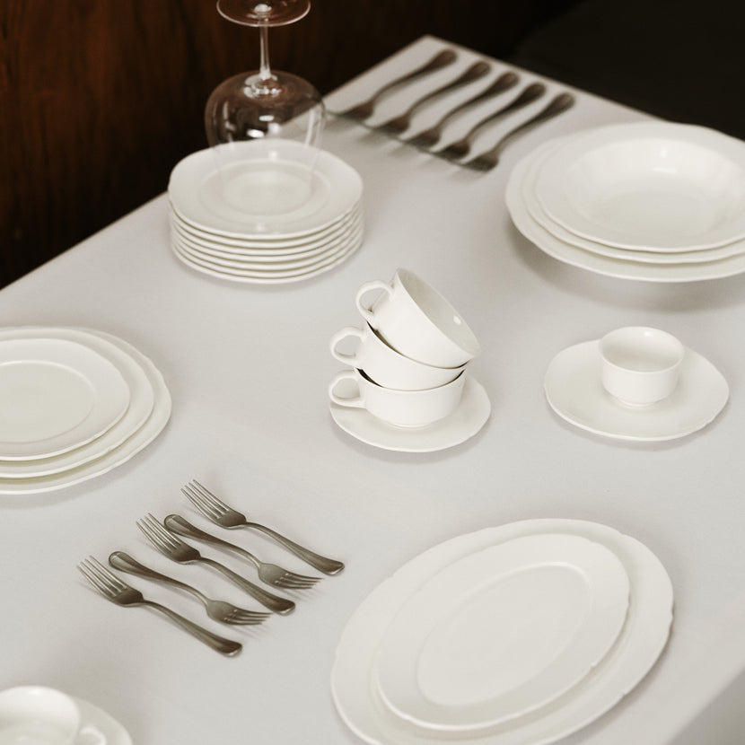Serax Silhouette kom XS wit – sfeerbeeld met bijgerecht op tafel in de horeca