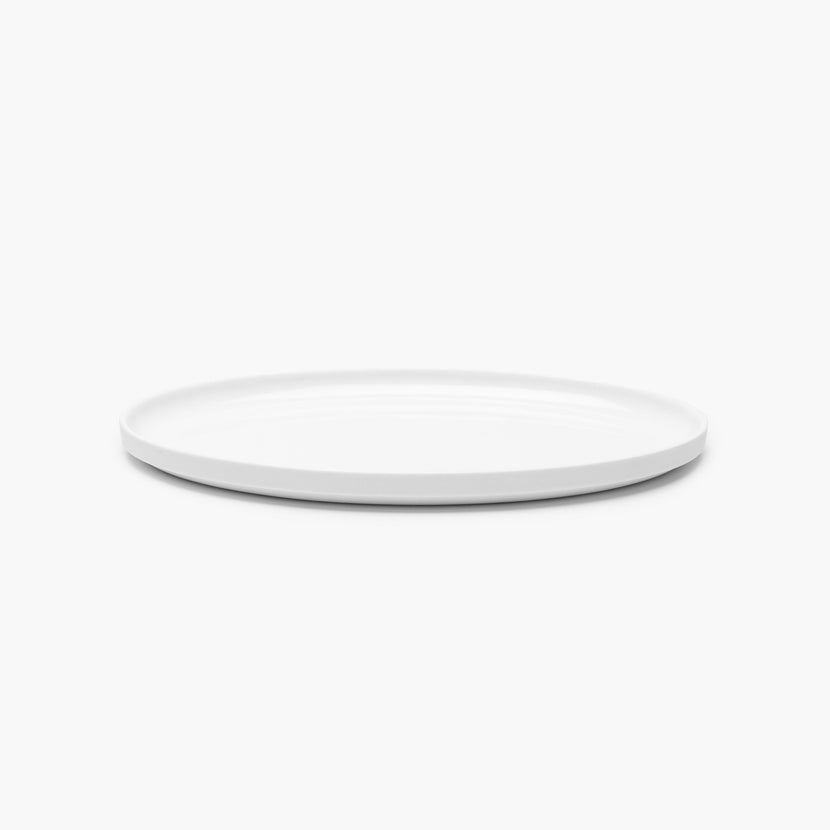Een set van twee Serax Passe-Partout ovale borden in wit mat, elegant gepresenteerd op een horeca-tafelsetting.