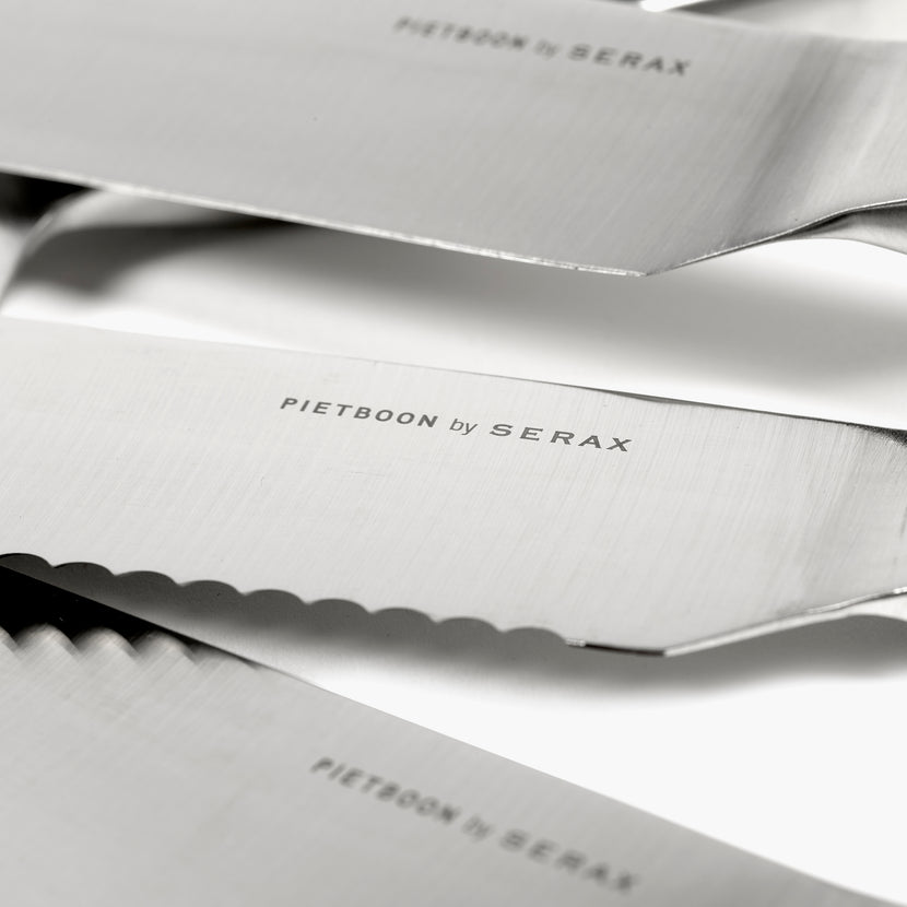 Serax Base messenset met houten messenblok – detailfoto van de scherpe stalen messen