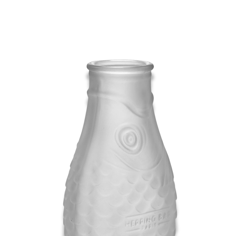 Serax Fish & Fish karaf frosted 850 ml – zijaanzicht van de matglazen karaf voor de horeca