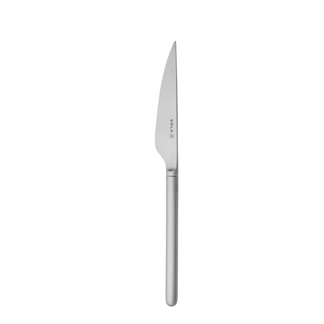 Sola New Dutch Satin steakmes 23,6 cm – roestvrij staal met satijnen afwerking en gekarteld lemmet, perfect voor professioneel gebruik in de horeca.