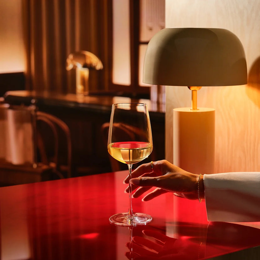 Nude Sera universeel wijnglas 540 ml – sfeerbeeld van de Sera glasserie op een gedekte restauranttafel