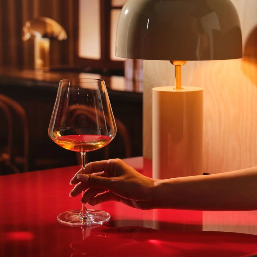 Nude Sera burgundyglas 790 ml – lifestylefoto met wijn geschonken voor restaurant en bar