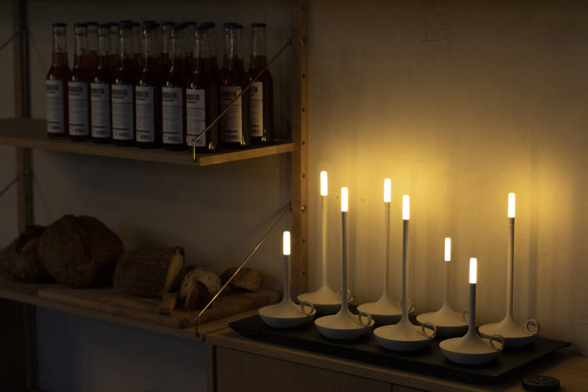 Wick PRO oplaadstation 8 lampen – detail van het draadloze laadpad voor horecalampen