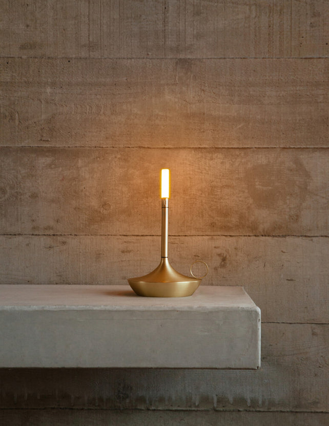 Wick S PRO Brass – kleine draadloze lamp voor cafe, bistro en hotellobby